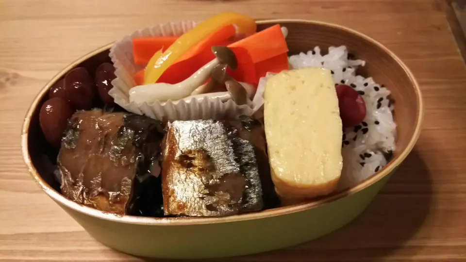 9／27   お父さん  &  娘のお弁当

～    秋刀魚の甘露煮 · 金時豆の甘煮 · 彩りピクルス · 出し巻き卵  · 梅干しご飯   ～|ｌａｖｅｎｄｅｒｆ❜mさん