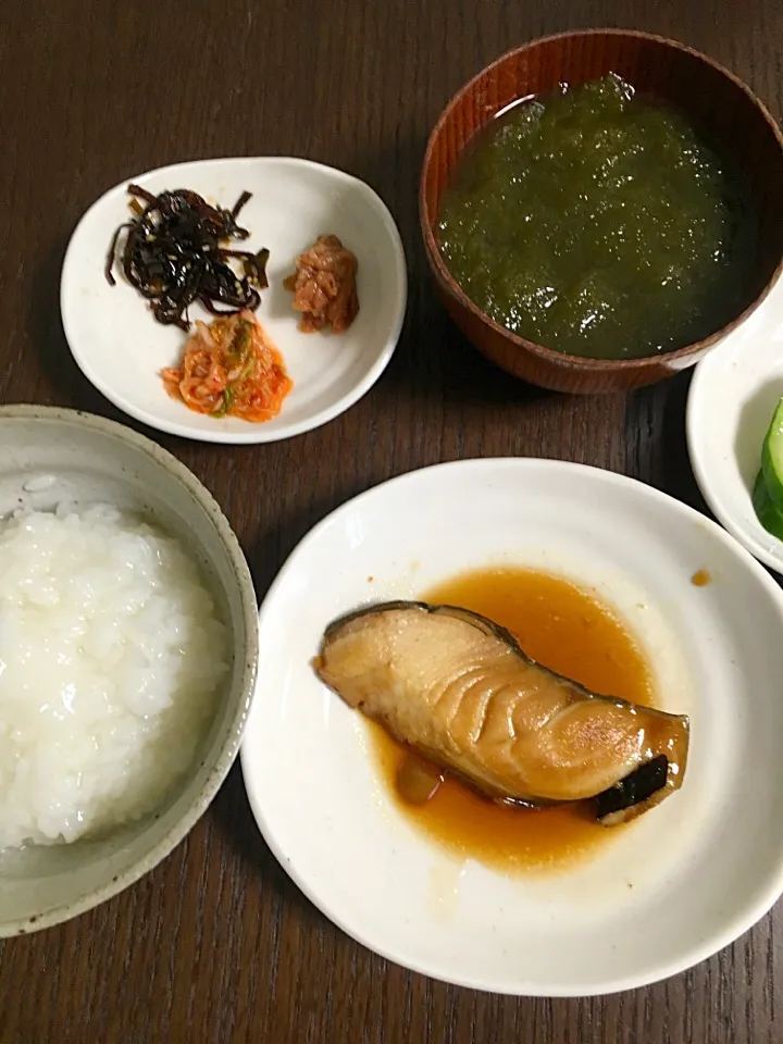 9月27日朝ごはん おかゆ 銀だらの煮付け とろろ昆布汁 薬味 きゅうりの浅漬け|やすこさん