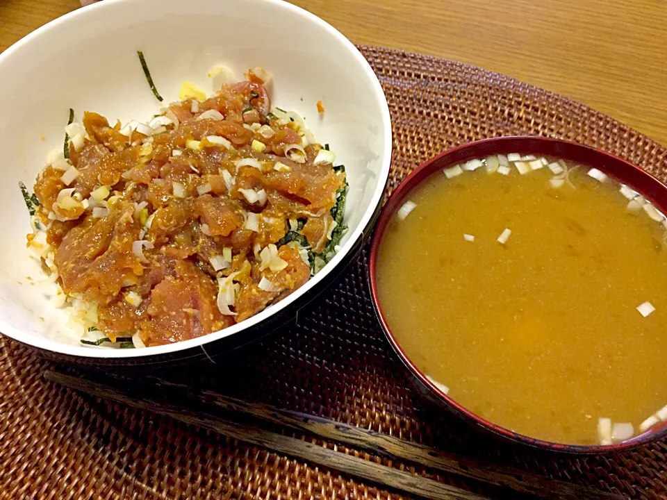 ヅケネギトロ丼となめこと豆腐の味噌汁|TonyYamadaさん