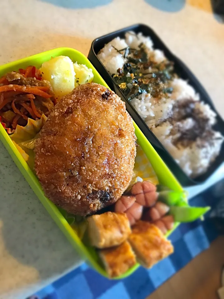 Snapdishの料理写真:お兄ちゃん弁当☆チーズとろ〜りメンチカツ|kohanaxさん