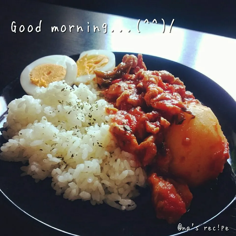 Snapdishの料理写真:おはようございます(^^)/
今日の朝ご飯は、豚肉とパプリカとバジルのトマト煮＆茹で卵🍴
ニュース見てたら茹で卵のことを忘れた固くなっちゃった😸|Kashimanakitchenさん