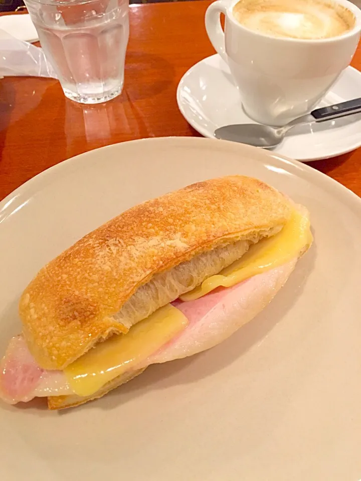 Snapdishの料理写真:メゾンイチのモモハムとエレメンタールチーズのホットサンド|Yukaさん