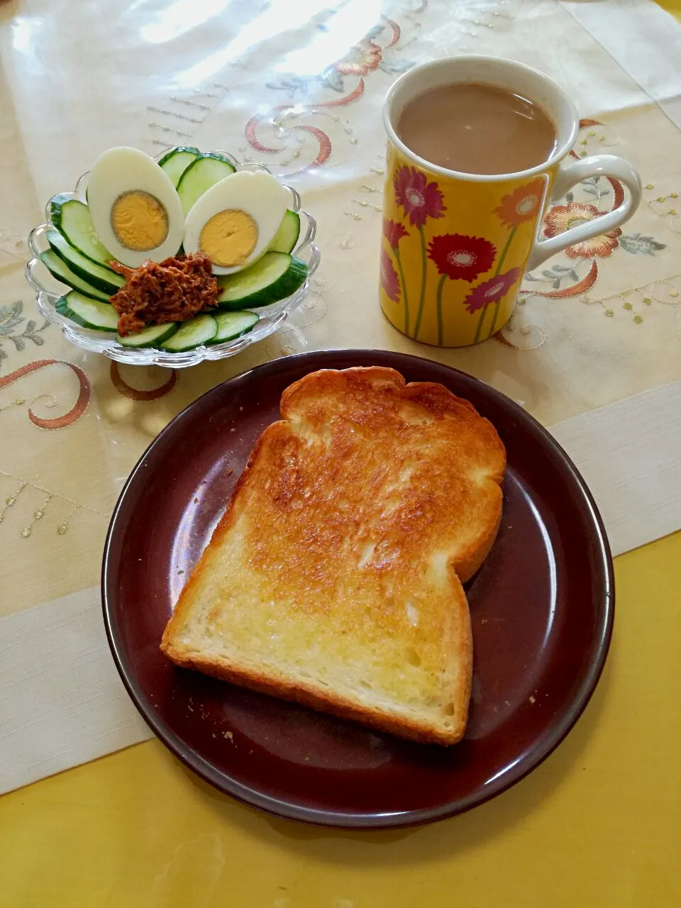 Snapdishの料理写真:朝ごはん🌄🍴
池田のパン屋さん　はらぺこサンちゃん　食パン🍞
オーストラリアお土産　ドライトマト&バジル　ツナ|korinoさん