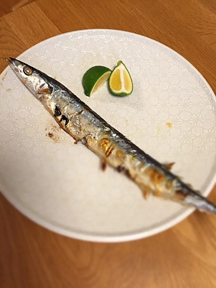 Snapdishの料理写真:大分のかぼすをたくさん頂いたので旬の秋刀魚を焼いてみました！脂が乗った秋刀魚をかぼすがサッパリとしてくれました！|MORiさん