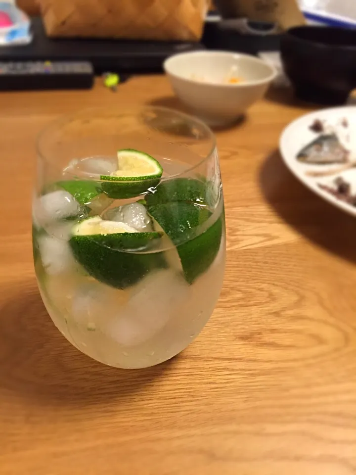 Snapdishの料理写真:かぼすはお酒とも相性がいいですね。という事で大分の麦焼酎にかぼすを贅沢に入れて☆金木犀にしろかぼすにしろ秋のこの香りはご褒美ですね〜|MORiさん