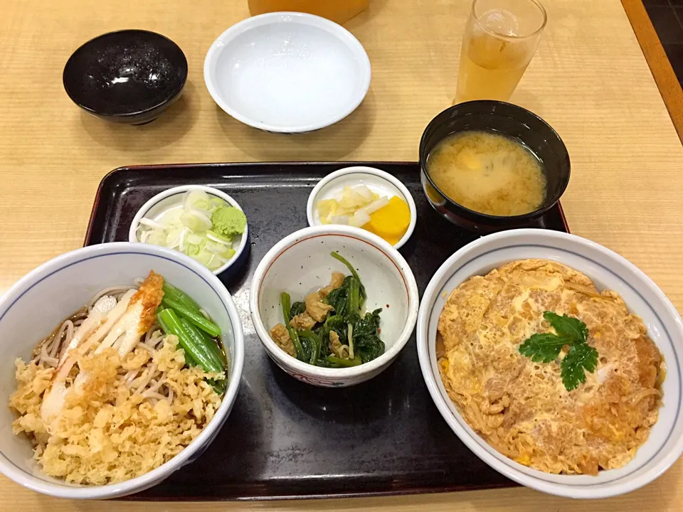 昔ながらのカツ丼セット

蕎麦屋のカツ丼が大好きなんですよね^ ^
普通サイズのカツ丼、小冷やしタヌキ、小鉢、お新香、お味噌汁が付いて¥1050
味濃いめの懐かしい味でした。|lazy104さん