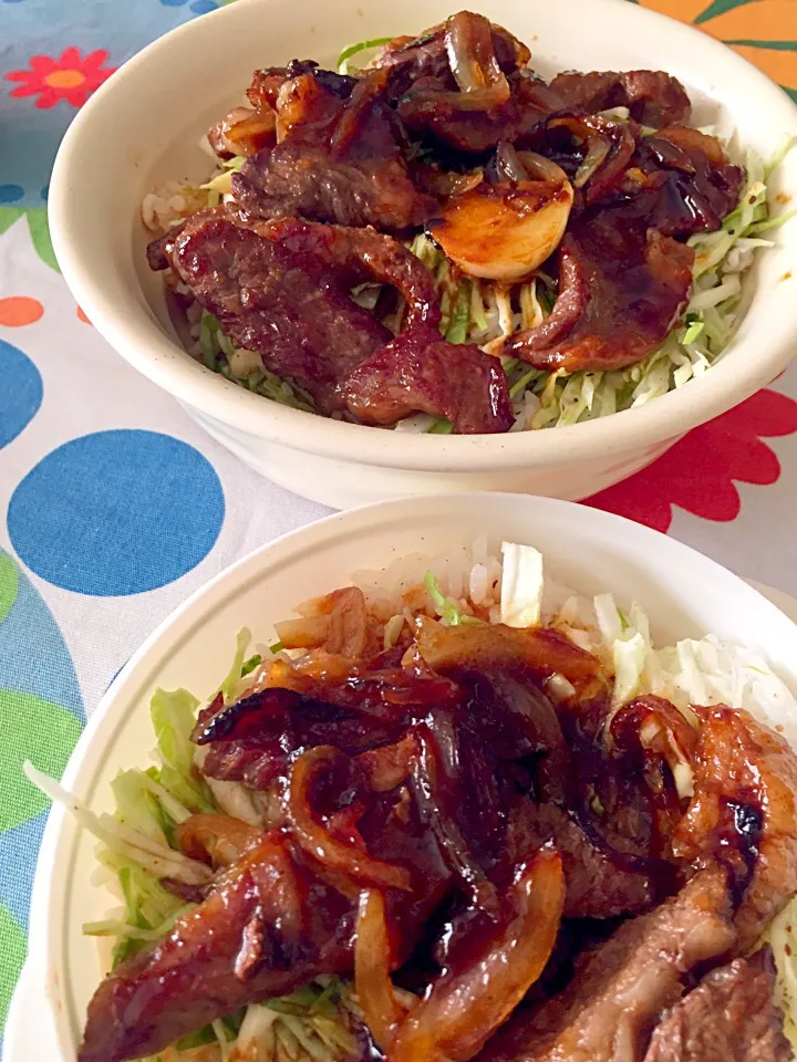 牛カルビ焼肉丼なお昼ご飯と自分お弁当(〟-_・)ﾝ?|さくたえさん