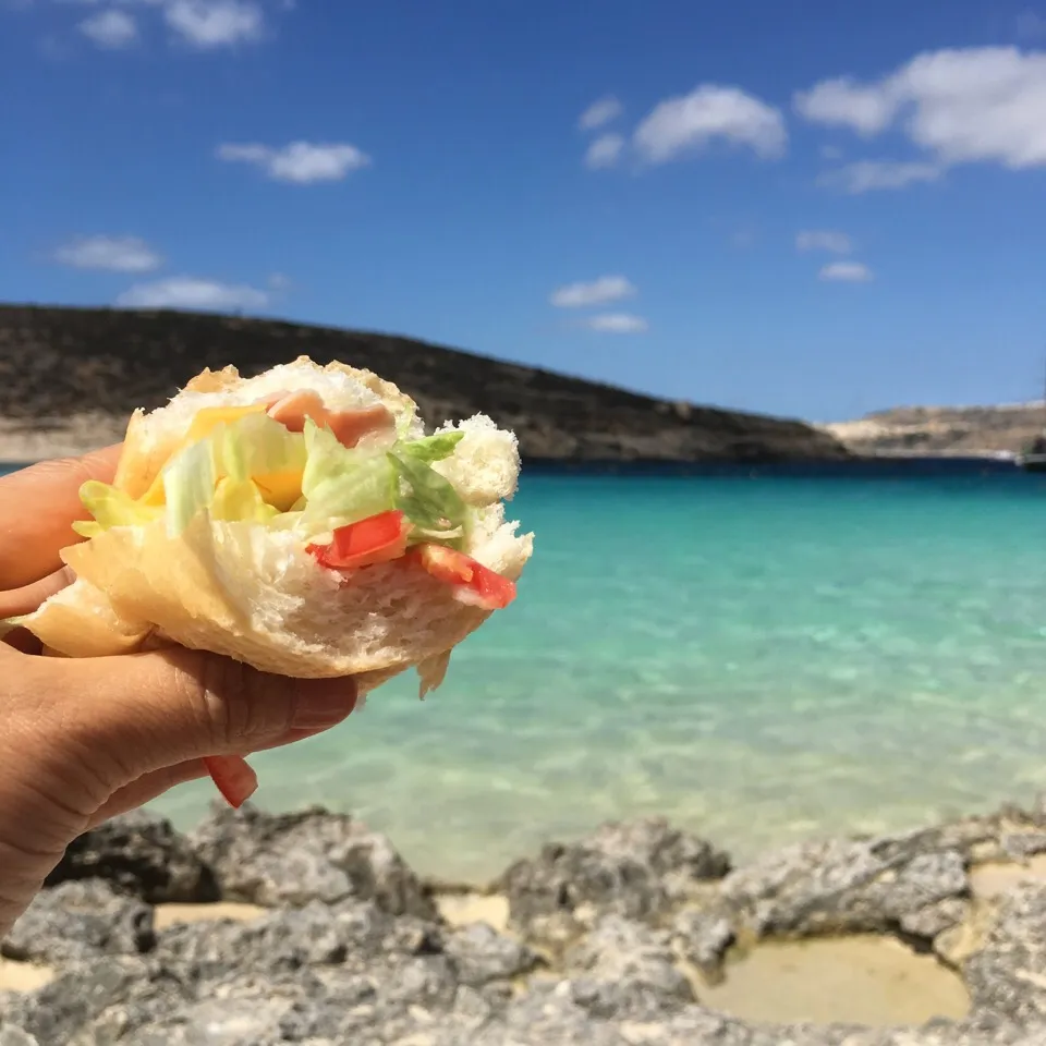 ブルーラグーンでサンドイッチ @コミノ島 【Enjoying stunning BLUE LAGOON over a sandwich @Island of Comino】|izoomさん