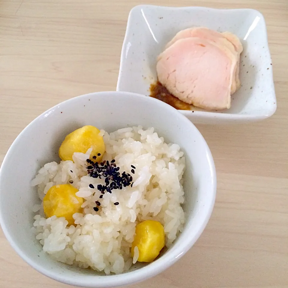 Snapdishの料理写真:鶏ハムと、もち米入り栗ご飯🌰🍚|mikiさん