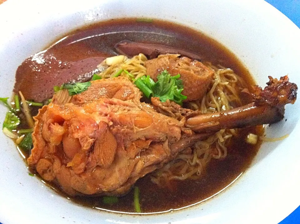 Egg noodle with duck soup|Issara. 🍴さん