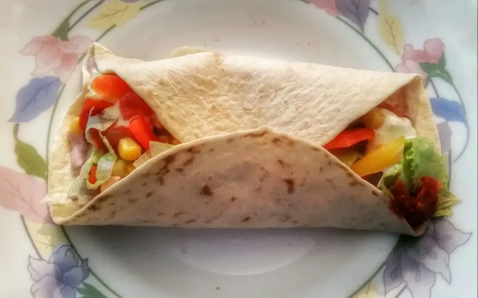 selfmade yummie mexican kitchen 😄💖
filled Fajita with chicken, salad, vegetables and 3 dips:
garlic sour cream, guacamole, spicy tomatoe salsa|Najeskaさん