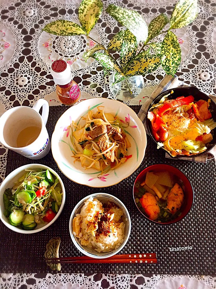 朝ごはん！牛肉と野菜炒め、野菜とソーセージ、ベーコン、チェダーチーズで、ニトスキ焼き！がんもと大根、しめじのお吸い物！サラダ！|Tina Tomoko😋さん