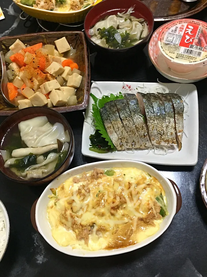 9月27日晩ご飯。アボカドと豆腐ツナのグラタン、高野豆腐と野菜煮、半額ゲットのゴマサバの炙り刺身、レトルトの茶碗蒸し。私がエビアレルギーでうちの食卓にはエビが並ばないので、こんな時くらい旦那さんはエビにしてみる。|あやさん