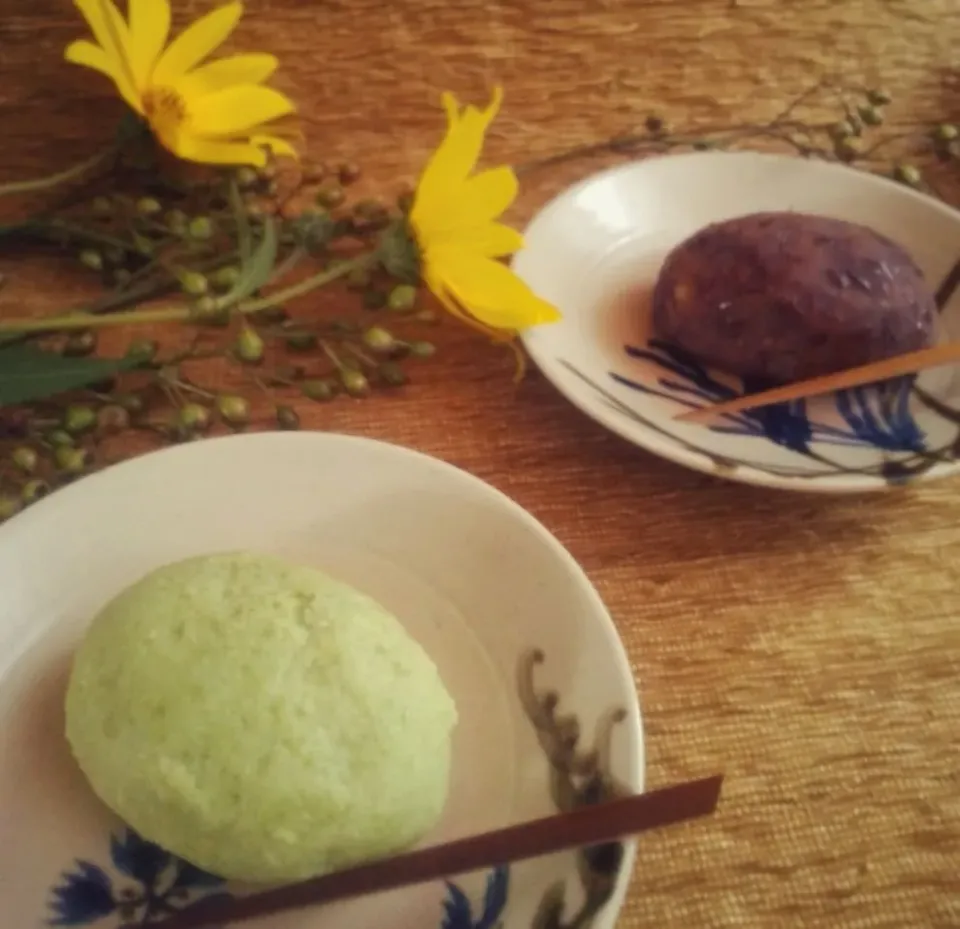 Snapdishの料理写真:まちまちこさんのだだちゃ豆で  ずんだお萩 + 粒餡お萩  #お彼岸|こいさんさん