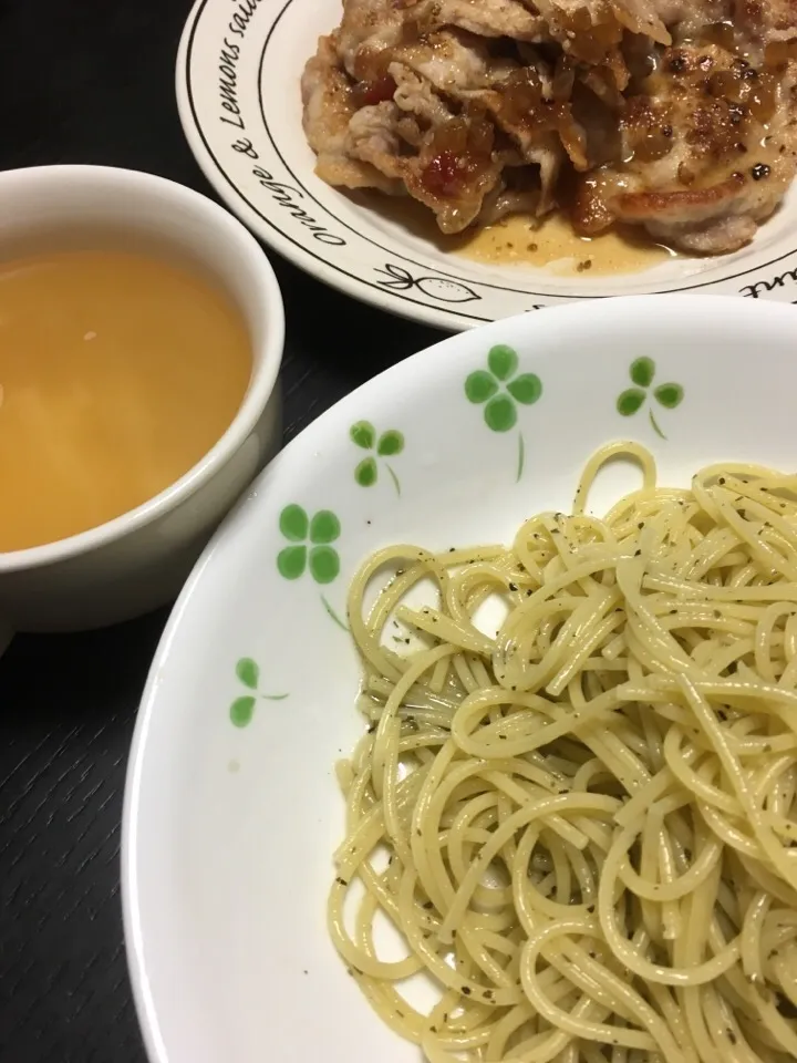 ♪今日の夕飯♪ 豚ロースのソテー、オニオンコンソメスープ、ジェノベーゼ|フェンさん