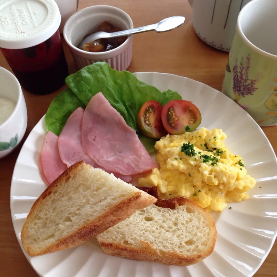 Snapdishの料理写真:捏ねないパンで朝食ワンプレート💕|Yu Yu mamaさん