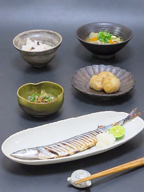 Snapdishの料理写真:昨晩は、秋刀魚の塩焼き、里芋の胡麻味噌煮、胡瓜と鱧皮の酢の物、豚汁、雑穀ご飯

秋刀魚は塩焼きに限ると言われていますが、炭火で思いっきり焦げ目をつけて焼くと、皮のタンパク質のイオウを含むアミノ酸が分解して香ばしい香りを生んで美味しいのですが、この焦げの中に発ガン性物質があることが知られています。

発がん性物質は、その|akazawa3さん