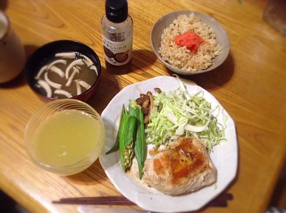 むね肉の蒸し焼き しめじとレンコンのすり流し 野菜のおかず 夕飯です。 ジャバラのお酒を飲みながら|うーさまのははさん