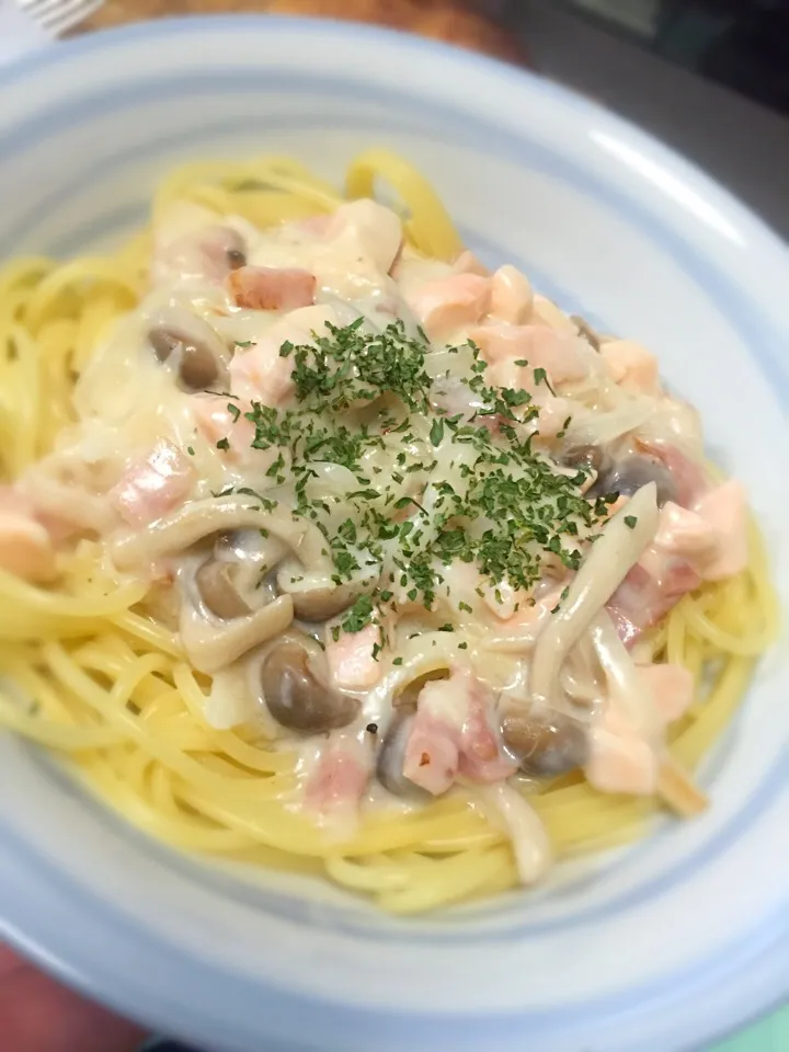 きのことサーモンのクリームパスタ|にょんにいさん