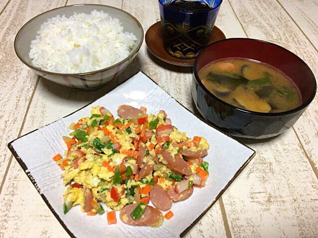 今日の男飯(⌒-⌒; )4食目バージョン♫
スクランブルエッグもどきand味噌汁♫|ひーちゃんさん