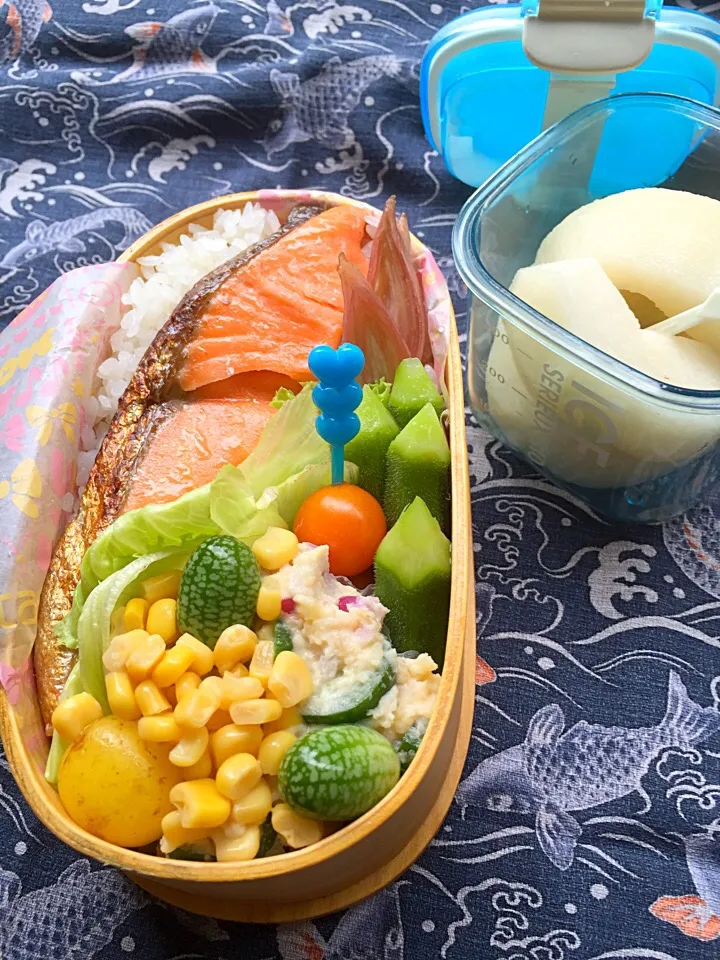 お父さん弁当(⊹＾◡＾)ノo.♡ﾟ｡*
＊白飯+塩鮭
＊ポテトサラダ
＊オクラお浸し
＊ミニトマト
＊茗荷甘酢漬
＊梨|Blueberry🫐さん