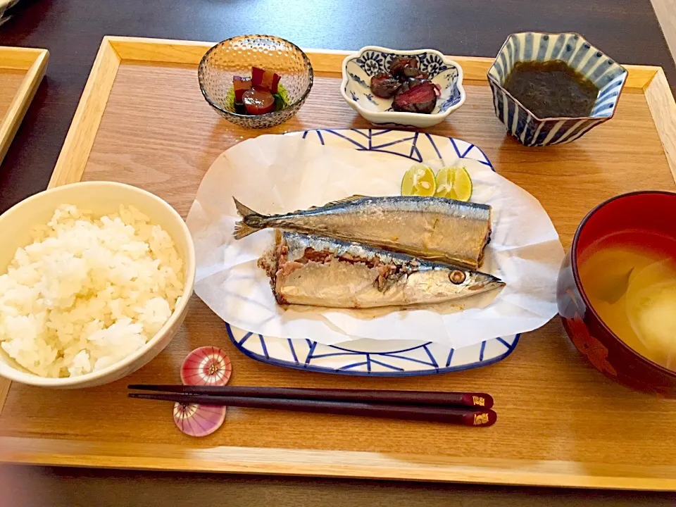 塩サンマ  さつまいもの甘煮  しば漬け  もずく  味噌汁|NAKATAさん