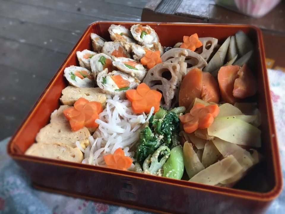 秋のピクニック弁当〜
豚肉巻玉ねぎソース、根菜煮物、スパムと青パパイヤ炒め、青梗菜ごまあえ、茗荷と大根のなます、卵焼き|Namiko Kanoyaさん