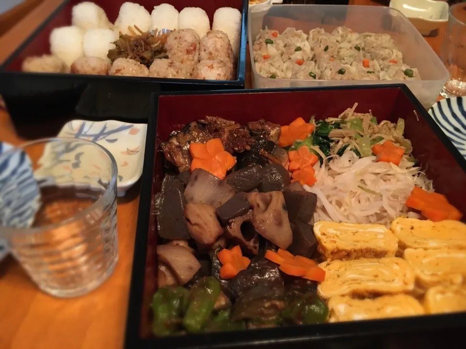 運動会（が雨で順延）弁当〜
しゅうまい、おかか梅おにぎり、ゴーヤちりめん佃煮、大根の皮きんぴら
蓮根とこんにゃくの甘辛煮、青梗菜とえのきのお浸し、秋刀魚の梅煮、茄子とししとうの味噌炒め、茗荷と大根のなます、卵焼き|Namiko Kanoyaさん