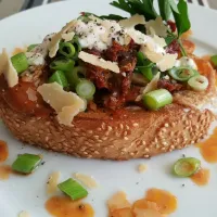 I hollowed out the bread and toasted it on the frypan. Then added an egg to the centre. Topped it with delicious herring, sundried tomatoes, spring onions, aiol|Barbさん