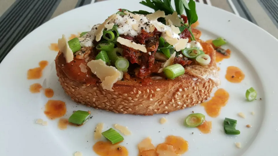 I hollowed out the bread and toasted it on the frypan. Then added an egg to the centre. Topped it with delicious herring, sundried tomatoes, spring onions, aiol|Barbさん