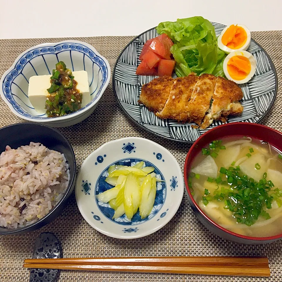 ♯ささみ大葉チーズフライ(揚げ焼き)
♯冷奴オクラ×梅肉×おかかのせ
♯セロリのマリネ
♯味噌汁(大根×もやし×油揚げ)
♯十八穀米|なほぴさん