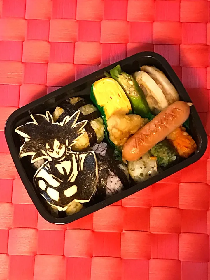 息子弁当♬  ドラゴンボール超 ゴクウブラック！   今日は秋の遠足〜🚃   だけど雨☔️   延期だなぁ。。   給食はないからお弁当持っていきます🎒|Snow10さん