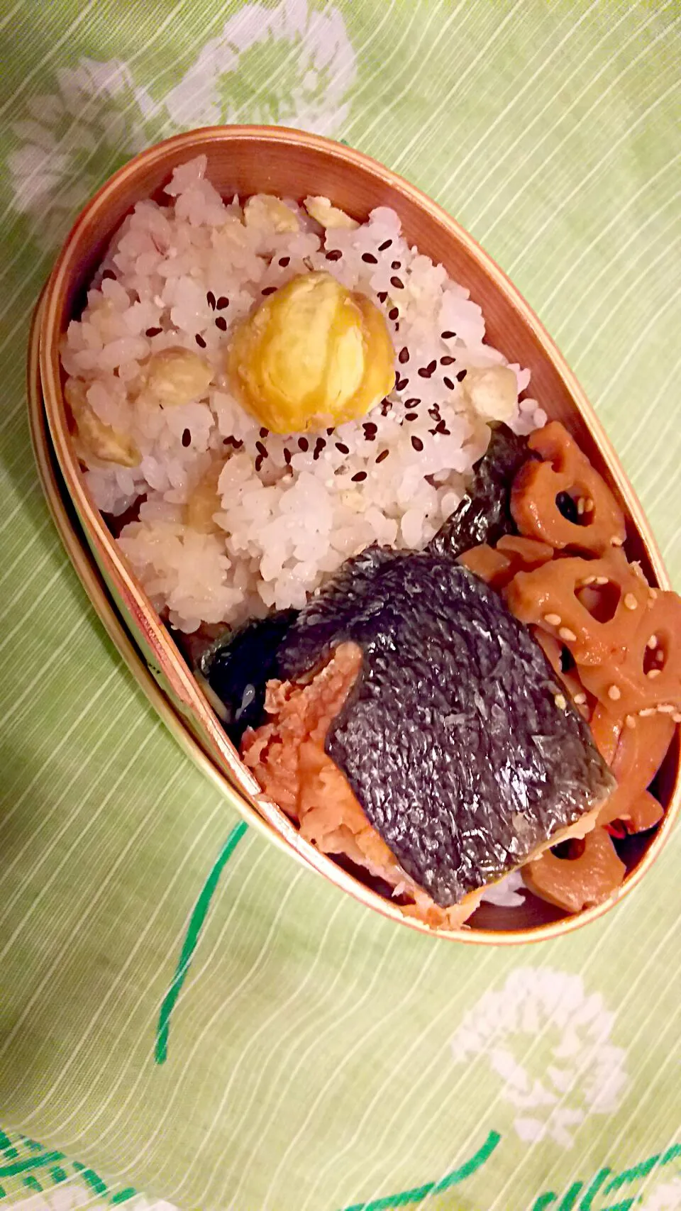 Snapdishの料理写真:9／28  ㈬   お父さん &  娘のお弁当
～    栗ご飯  ·  焼き鮭  ·  蓮根の金平 ～|ｌａｖｅｎｄｅｒｆ❜mさん