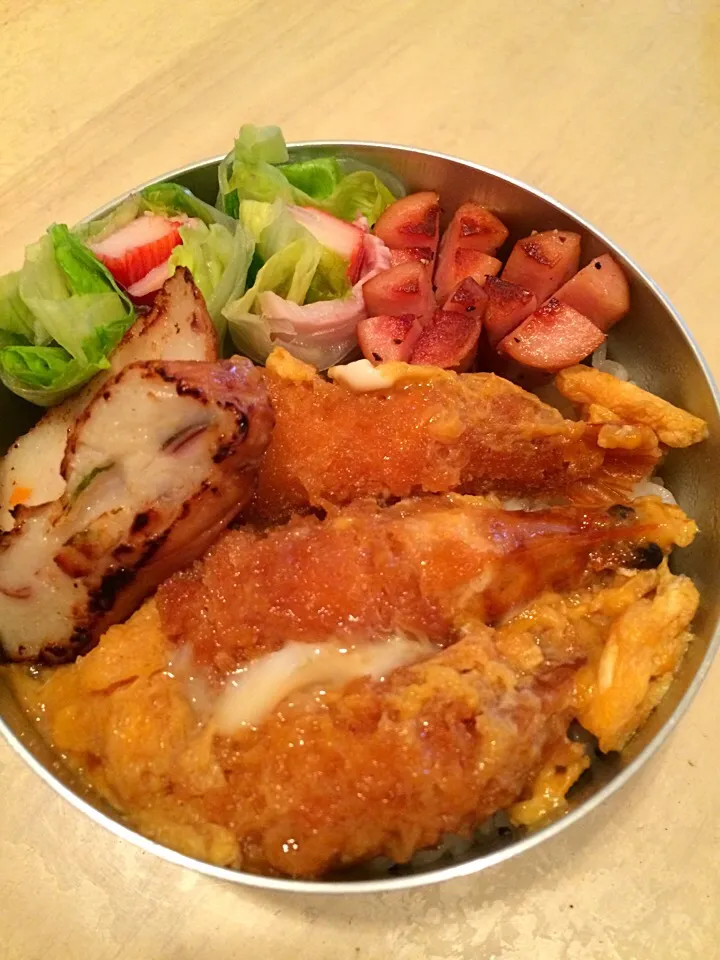 Snapdishの料理写真:#男子弁当 #海老丼 #生春巻  #ウィンナー #イカさつま揚げ #男飯 #美容師 #ハピネスヘア #お弁当|Booパパさん