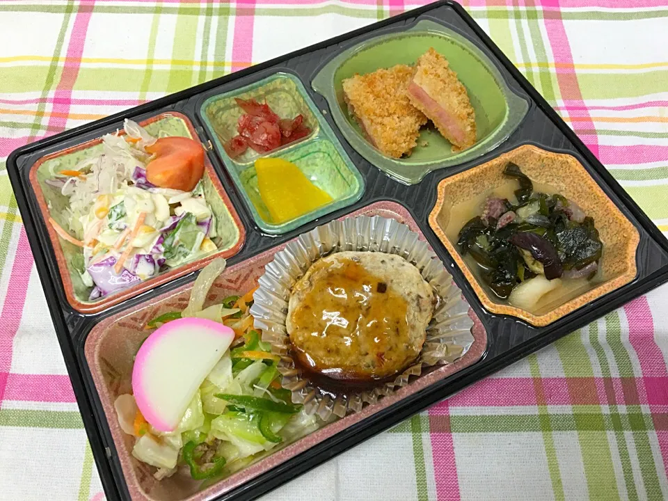 Snapdishの料理写真:鶏つくねハンバーグ 日替わり弁当 豊川市宅配|Naokazu Kuritaさん