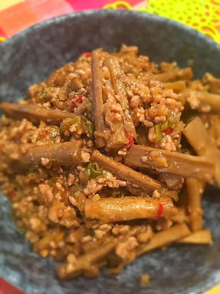 ごぼうとひき肉ピリ辛炒め😋|アリエッティさん