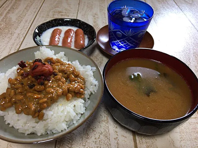 今日の男飯(⌒-⌒; )朝ごはんバージョン♫納豆and味噌汁(煮干し、わかめ、ししとう、ナス、鰹節、ウィンナー)andウィンナーヨーグルト♫|ひーちゃんさん