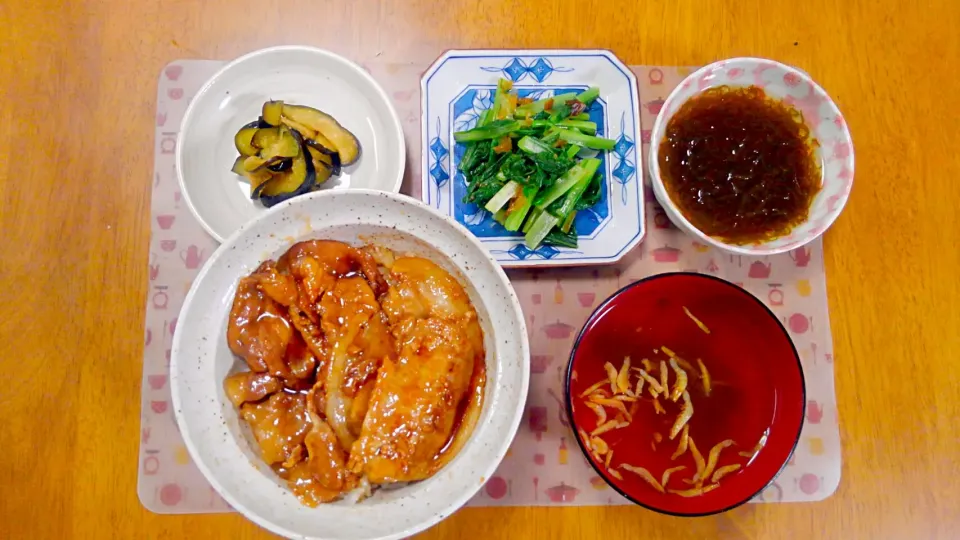 Snapdishの料理写真:９月１９日　豚丼　小松菜のおひたし　茄子の浅漬け　もずく　干しエビととろろ昆布のお吸い物|いもこ。さん