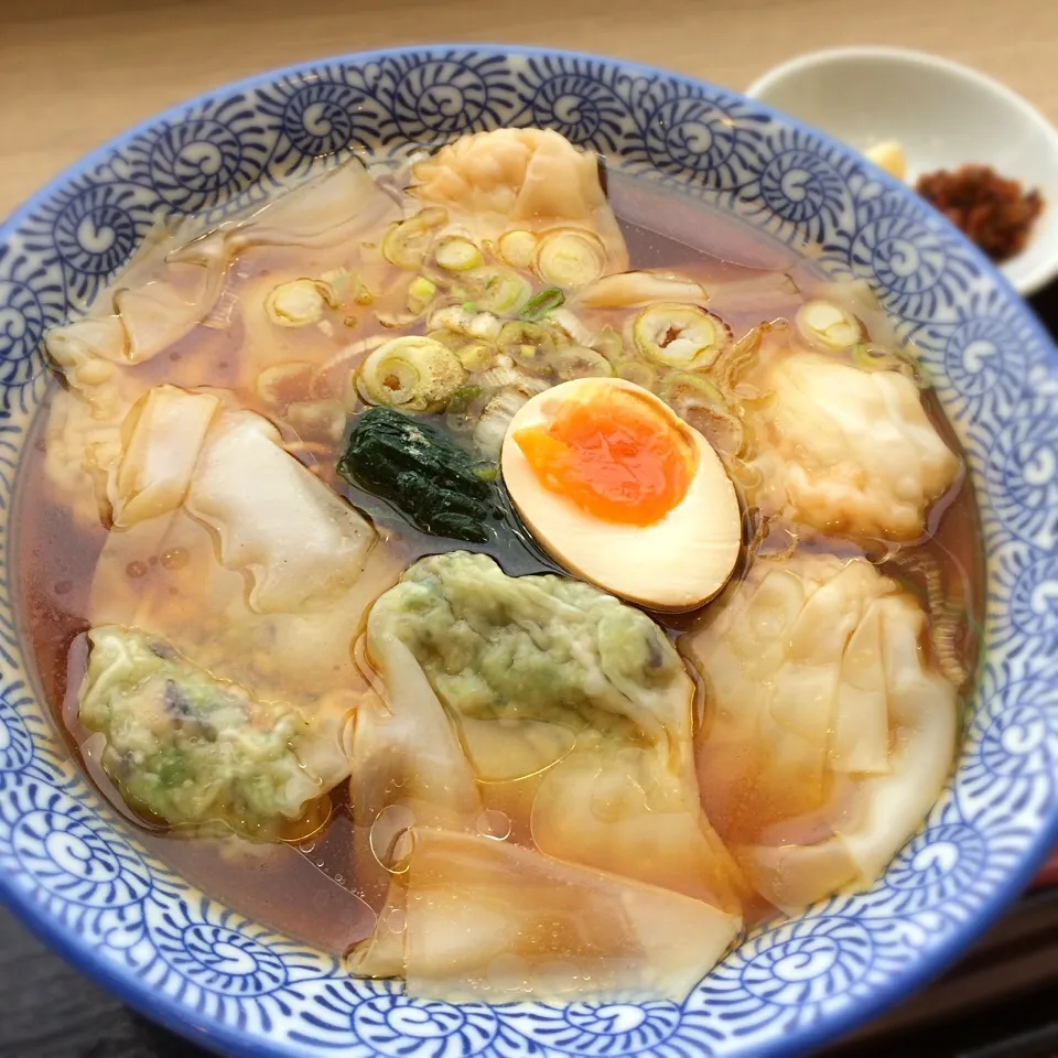 Snapdishの料理写真:ワンタン麺屋 富士虎  
ミックスワンタン麺|qtyucoさん