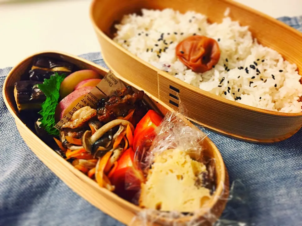 Snapdishの料理写真:今日のお弁当。豚のカリカリ照焼き、茄子の甘辛煮、きのことニンジンのマリネ、さつまいものレモン煮、トマト。今日もりんごケーキ付き（最後のひと切れ）。|Junさん