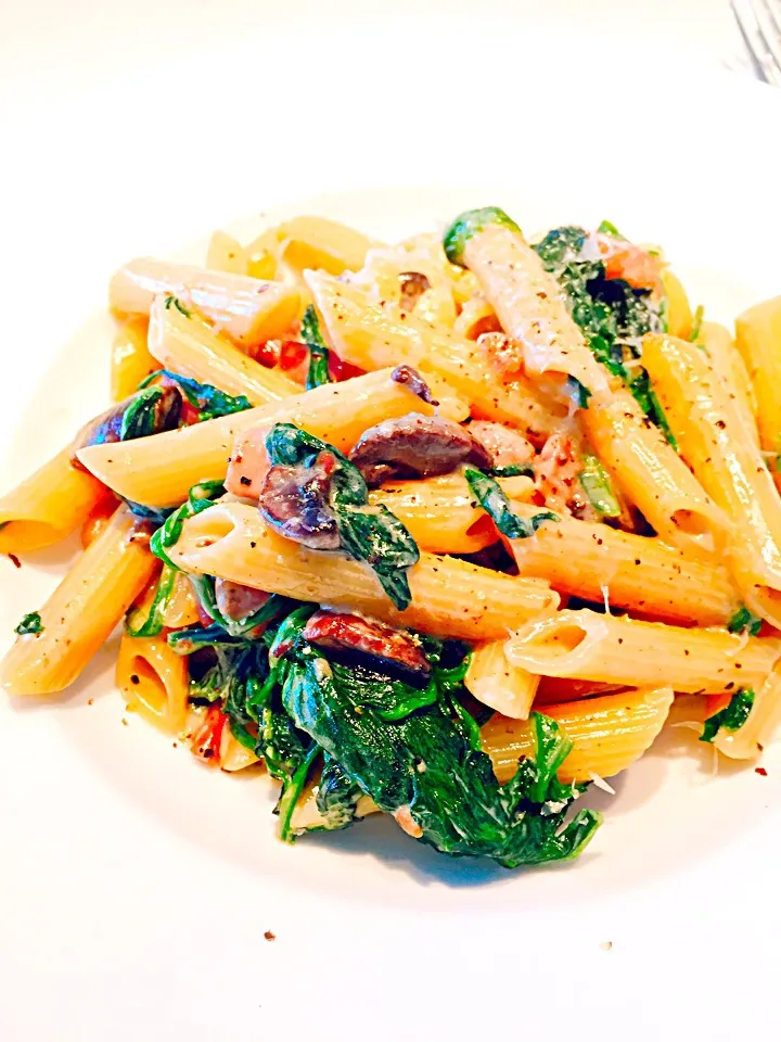 マッシュルーム、パンチェッタとほうれん草のクリームソースペンネ Cream source penne with mushroom, pancetta and spinach|hipboaさん