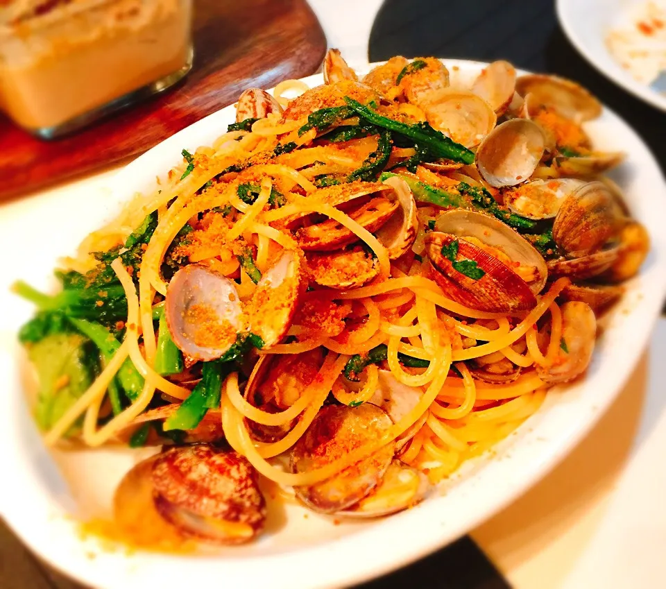 アサリと春菊のボッタルガパスタ
Clam and shungiku leave with bottarga pasta|hipboaさん