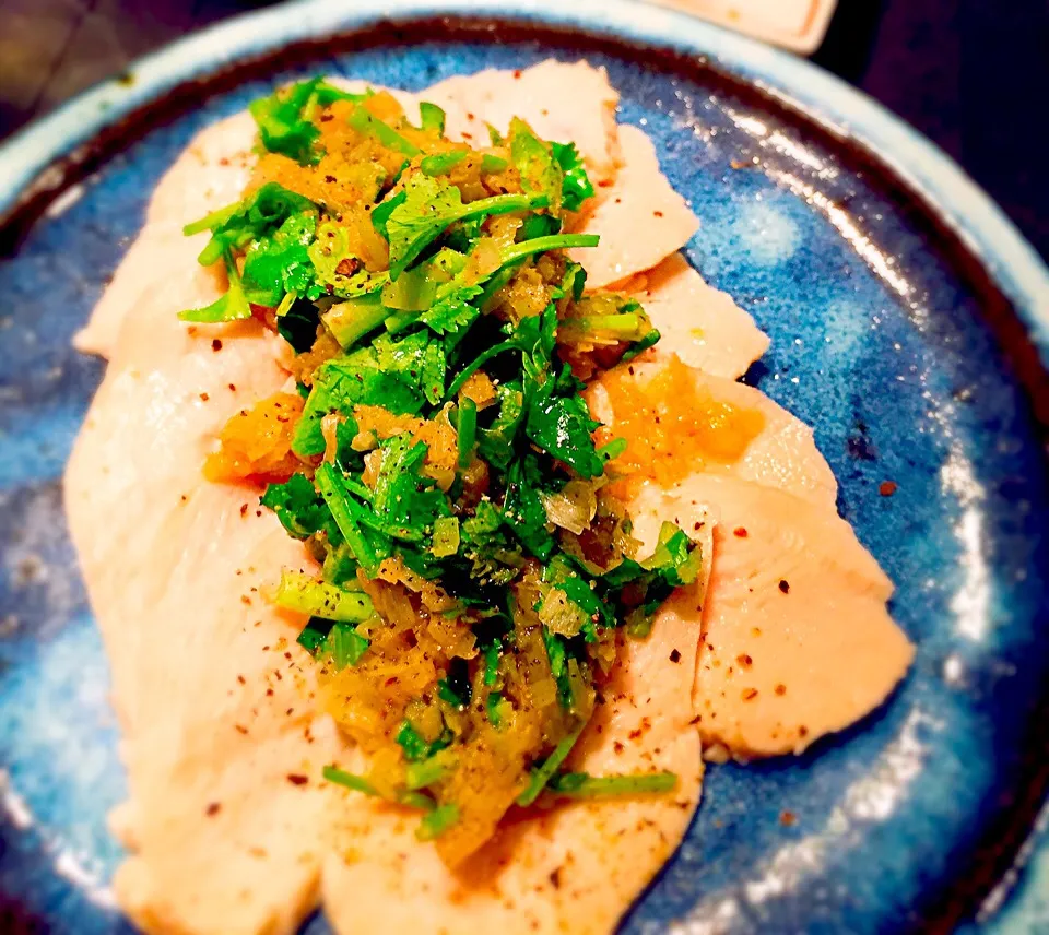 Snapdishの料理写真:蒸し鶏の葱香菜ソース
Steamed chicken with leek and coriander source|hipboaさん