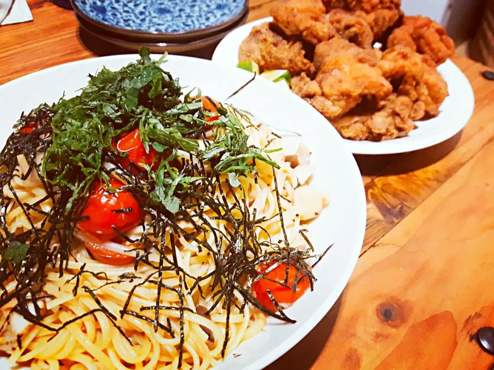 Snapdishの料理写真:夫婦で作った深夜ごはん🍝
ゆず胡椒風味のパスタと鶏の唐揚げ|Mkitchenさん