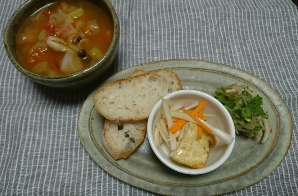 ミネストローネ＆バケット 
Tofuｴｽｶﾍﾞﾁｪ 残りｾﾛﾘの葉 🌿とｵﾆｵﾝおかかポン酢|kazさん