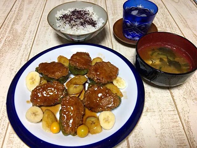 今日の男飯(⌒-⌒; )ピーマンの肉詰めandゴーヤ味噌汁andしそごはんオン|ひーちゃんさん