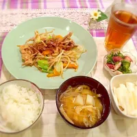 Snapdishの料理写真:回鍋肉？
きゅうりとタコの酢の物
山芋短冊
ごはんお味噌汁

旦那には夕べの残りのおでんがつきます(^o^)/|ねーねさん