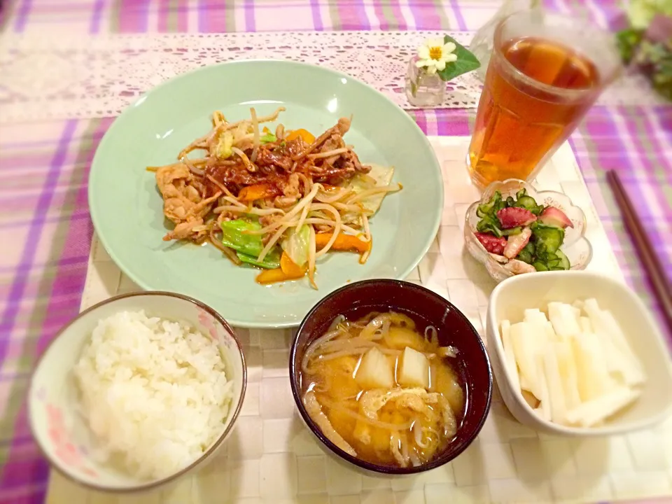 Snapdishの料理写真:回鍋肉？
きゅうりとタコの酢の物
山芋短冊
ごはんお味噌汁

旦那には夕べの残りのおでんがつきます(^o^)/|ねーねさん