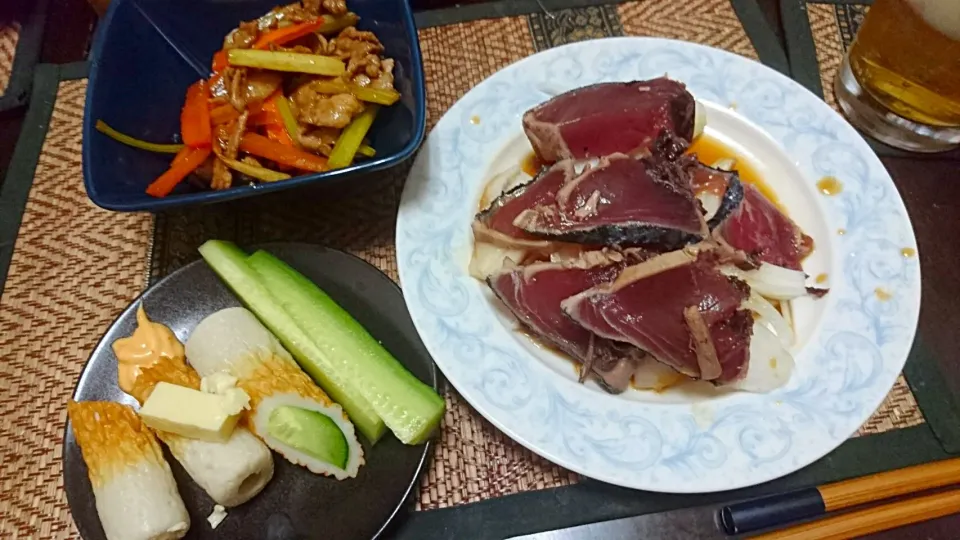 Snapdishの料理写真:鰹のたたき&豚肉の炒め&竹輪きゅうり|まぐろさん