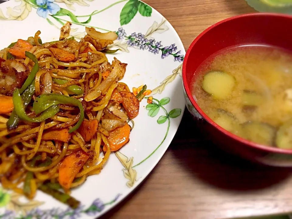 ソース焼きそば&ナスと玉ねぎのお味噌汁|♡あき♡さん